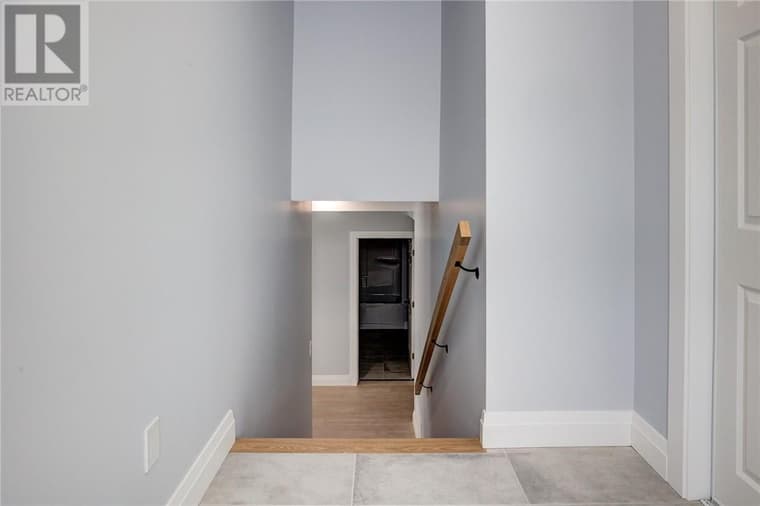221 Racicot Drive — Lower unit